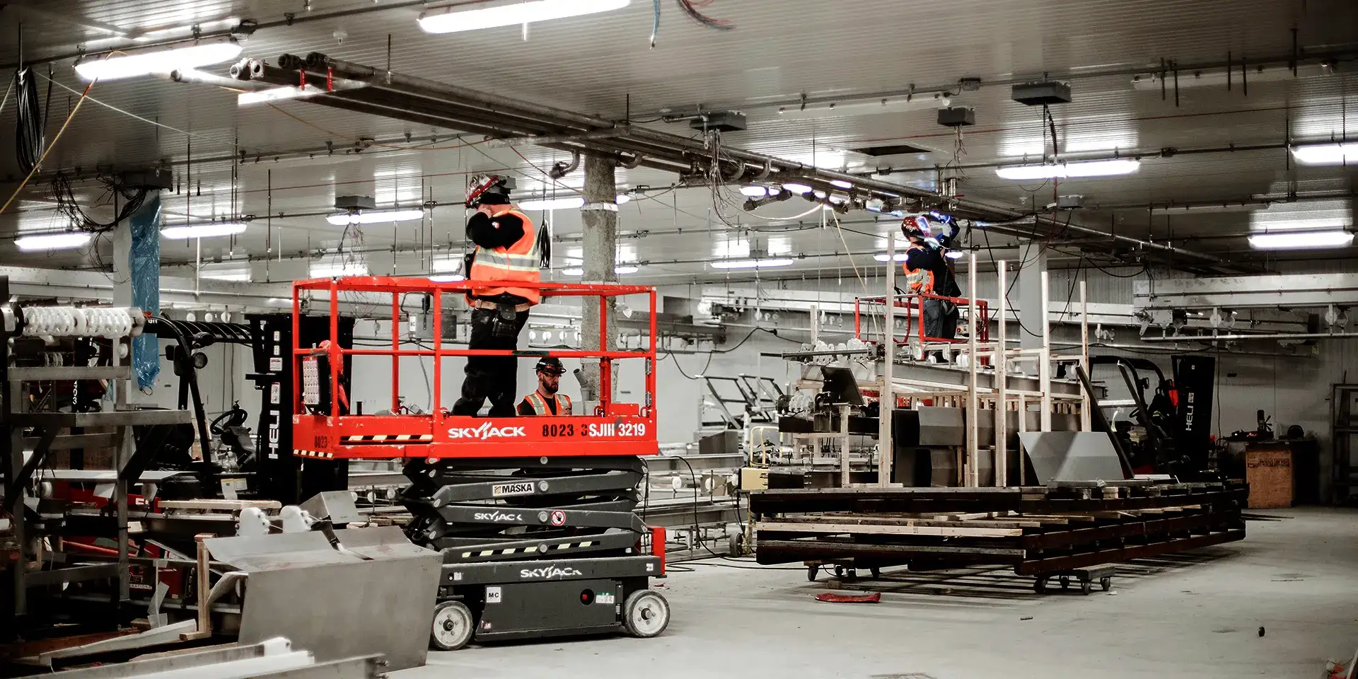 Loiselle Constructions - Personnes qui soudent dans un batiment industriel