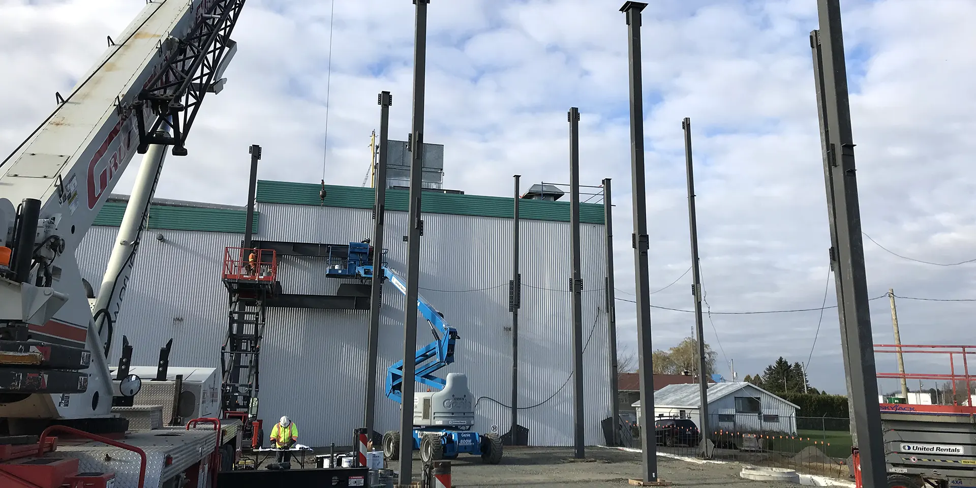 Loiselle Constructions - installation de poutres metalliques sur un chantier